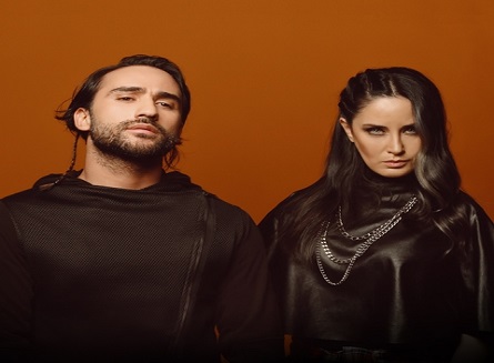 Dillere dolanan single, "İki Cihan"