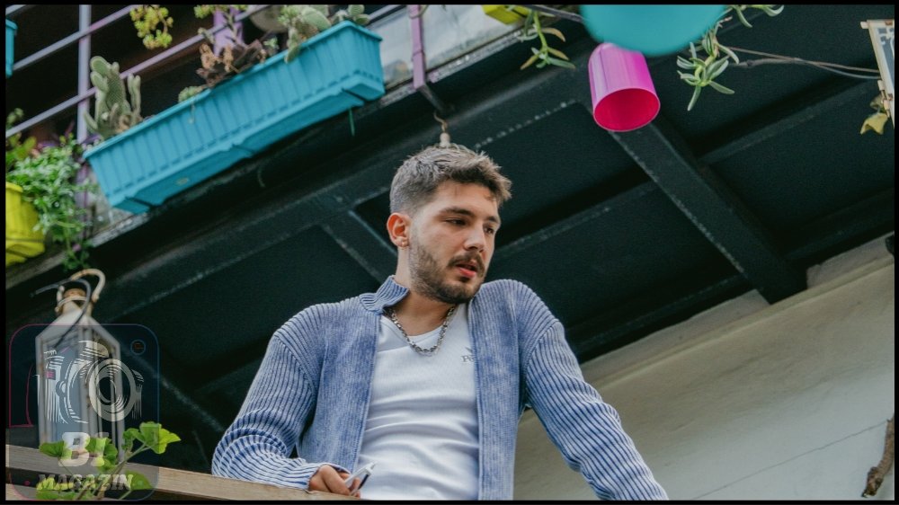 Yeni Hitlerin Peşinden Koşuyor...