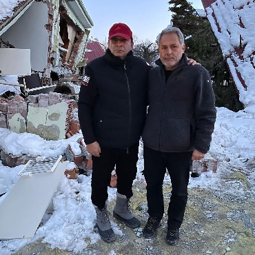 Ender Alkoçlar Depremzedelere Yardıma Koştu...