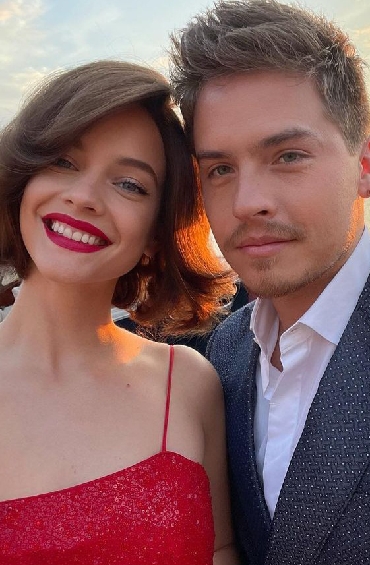 Barbara Palvin Ve Dylan Sprouse Nişanlandı....