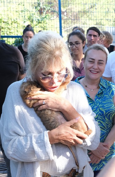 Ajda Pekkan’dan Belediye Bakım Merkezine Ziyaret...