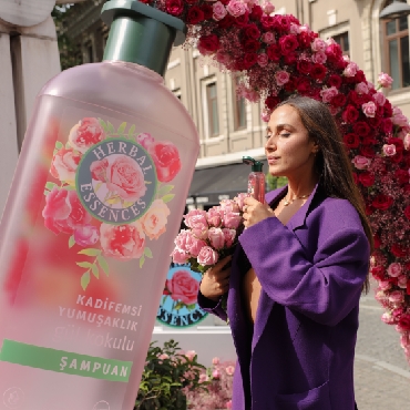 Herbal Essences İle Akaretler’i Gül Kokusu Sardı...