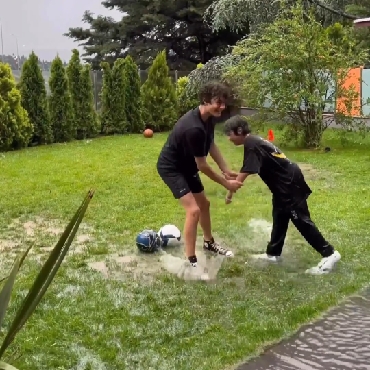 Yağmur Yağarken Futbol Oynadılar...