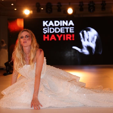 Fashıon Breeze 2023 Defilesinde Ünlü Modeller" Kadın Şiddetine Hayır" Dedi...